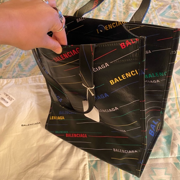 BRAND NEW BALENCIAGA 🌟 BLACK LEATHER MULTICOLORED LOGO TOTE BAG 👜!! - Picture 8 of 9